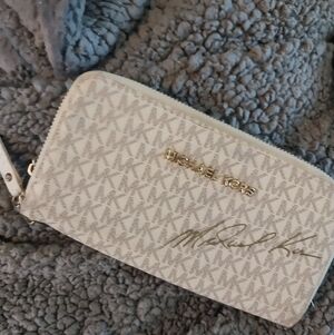 Michael Kors Cream Signature Zip Wallet